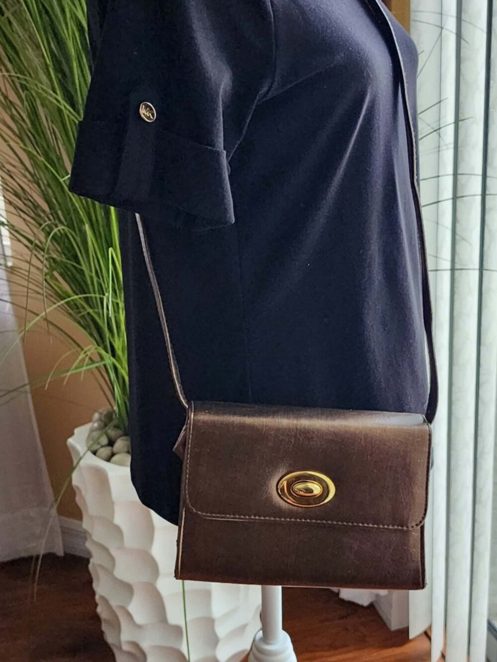 Vintage Tianni Brown Crossbody Shoulder Bag Gold Tone Clasp Classic Purse